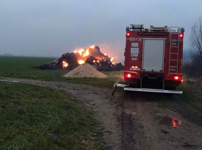 podpalacz z OSP, sterty słomy w ogniu, Lasowice Wielkie, Sylwia Kowalewska