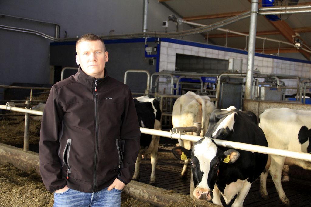 roboty udojowe, bydło mleczne, modernizacja, mleko, obora, robot do podgarniania paszy, stacja paszowa