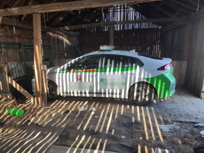 kradziona taksówka w stodole, nielegalna fabryka wyrobów tytoniowych, powat  wołomiński, gmina chrzanów