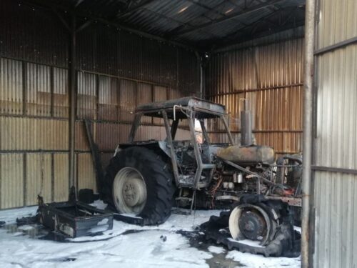 Zderzenie pojazdów było tak silne, że traktor rozpadł się na dwie części, a auto osobowe wpadło do rowu