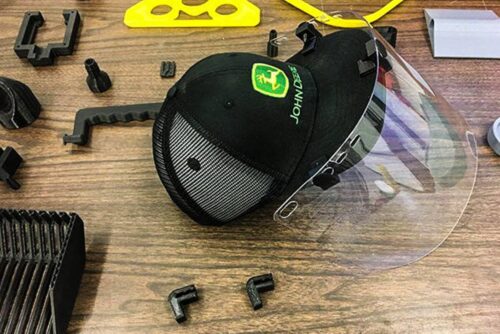 Klipsy 3D pomysłu inżynierów John Deere do czapeczek