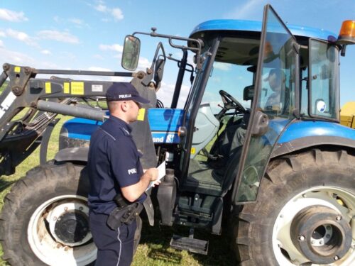 epidemia koronawirusa, obowiązek noszenia maseczek, jazda traktorem na pole