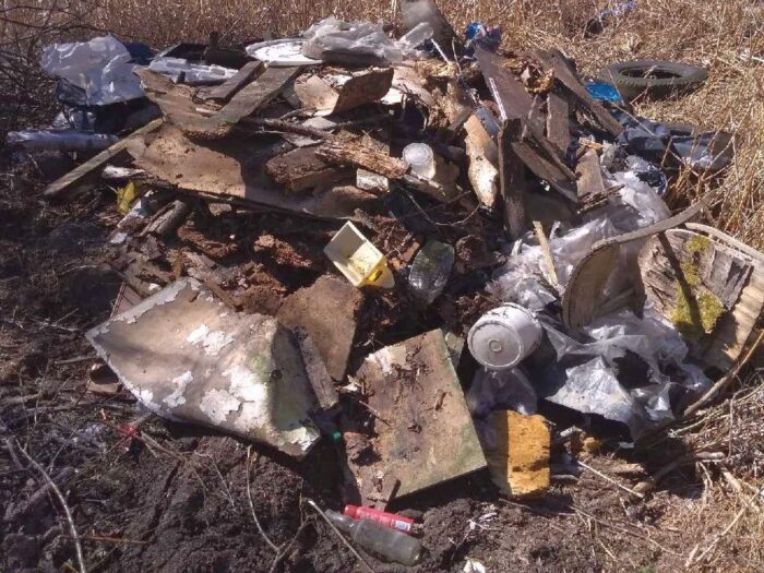 śmieci na łące, Chałupska, powiat mogileński, Tomasz Bartecki