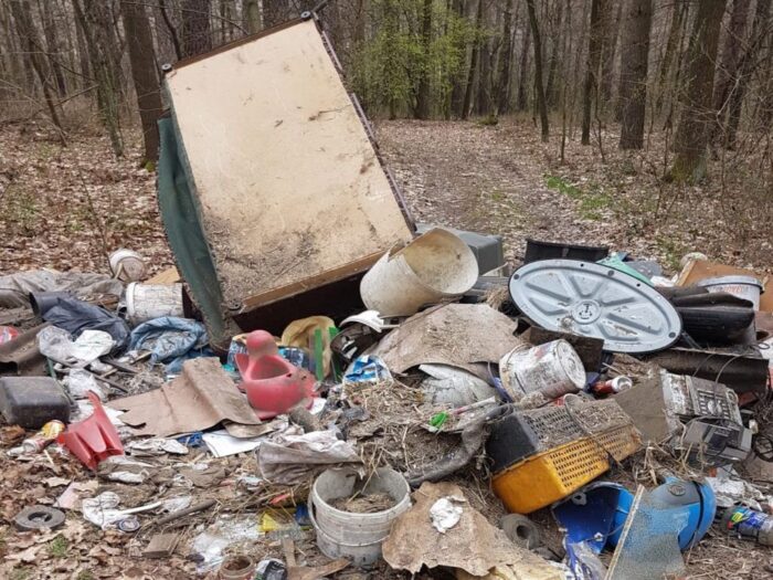 śmieci w lesie, Skrzyszów, powiat wodzisławski, sprzątanie stodoły