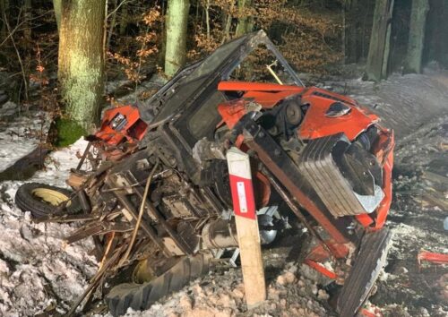 Zderzenie pojazdów było tak silne, że traktor rozpadł się na dwie części, a auto osobowe wpadło do rowu