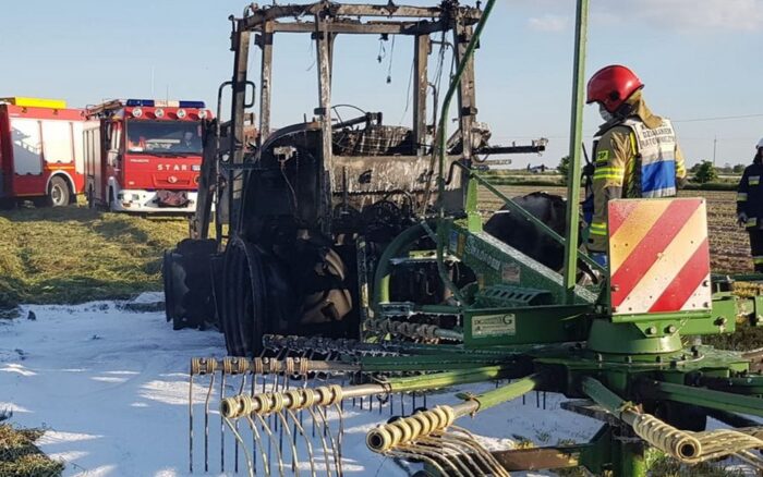 Zderzenie pojazdów było tak silne, że traktor rozpadł się na dwie części, a auto osobowe wpadło do rowu