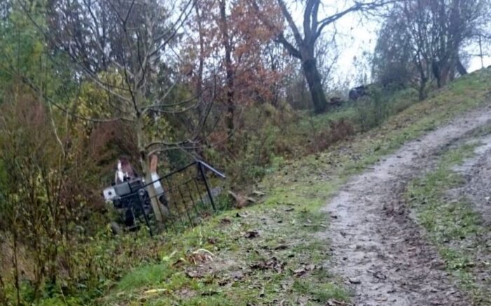Zderzenie pojazdów było tak silne, że traktor rozpadł się na dwie części, a auto osobowe wpadło do rowu