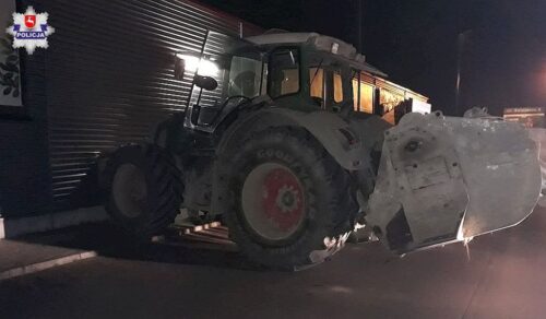 Zderzenie pojazdów było tak silne, że traktor rozpadł się na dwie części, a auto osobowe wpadło do rowu