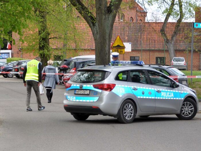 pocisk artyleryjski na polu, saperzy, niewybuch, policja, Olecko