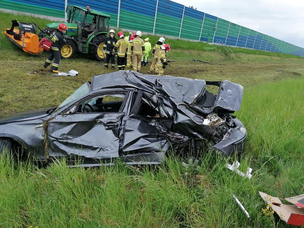 Zderzenie pojazdów było tak silne, że traktor rozpadł się na dwie części, a auto osobowe wpadło do rowu