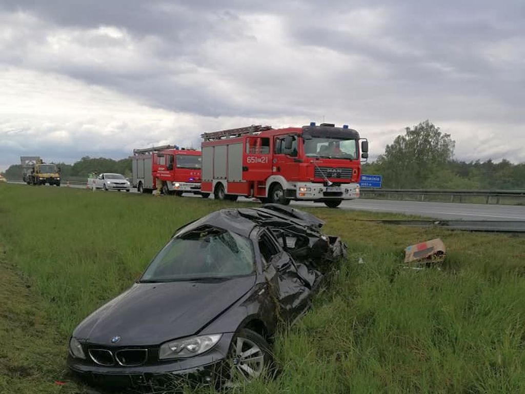 Zderzenie pojazdów było tak silne, że traktor rozpadł się na dwie części, a auto osobowe wpadło do rowu