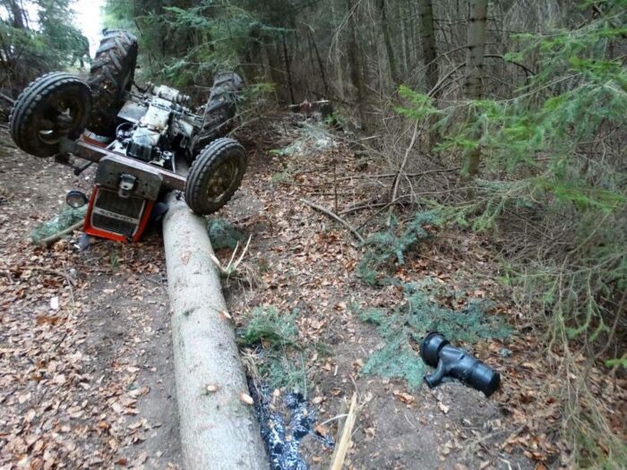 Zderzenie pojazdów było tak silne, że traktor rozpadł się na dwie części, a auto osobowe wpadło do rowu