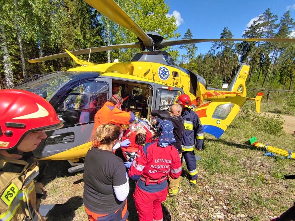 wypadek w lesie, warmińsko-mazurskie, ranna kobieta