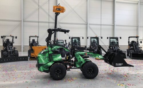 Fabryka Tobroco Giant wyprodukowała 25-tysięczna ładowarkę