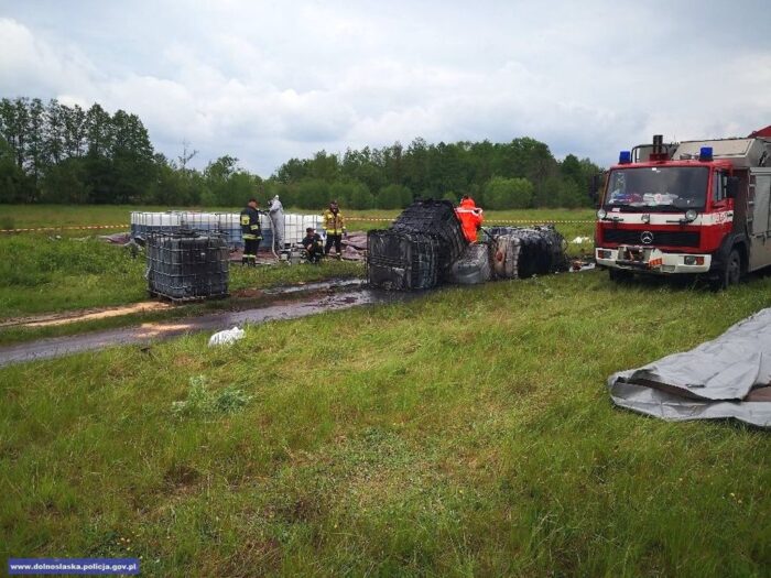 zbiorniki z chemikaliami na łące, powiat trzebnicki, gmina Zawonia