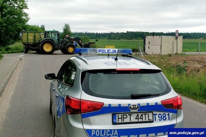 Zderzenie pojazdów było tak silne, że traktor rozpadł się na dwie części, a auto osobowe wpadło do rowu