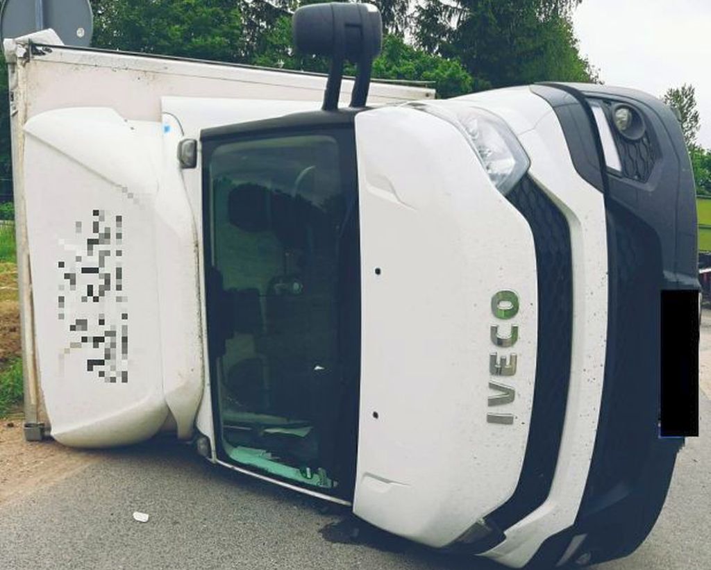 Zderzenie pojazdów było tak silne, że traktor rozpadł się na dwie części, a auto osobowe wpadło do rowu