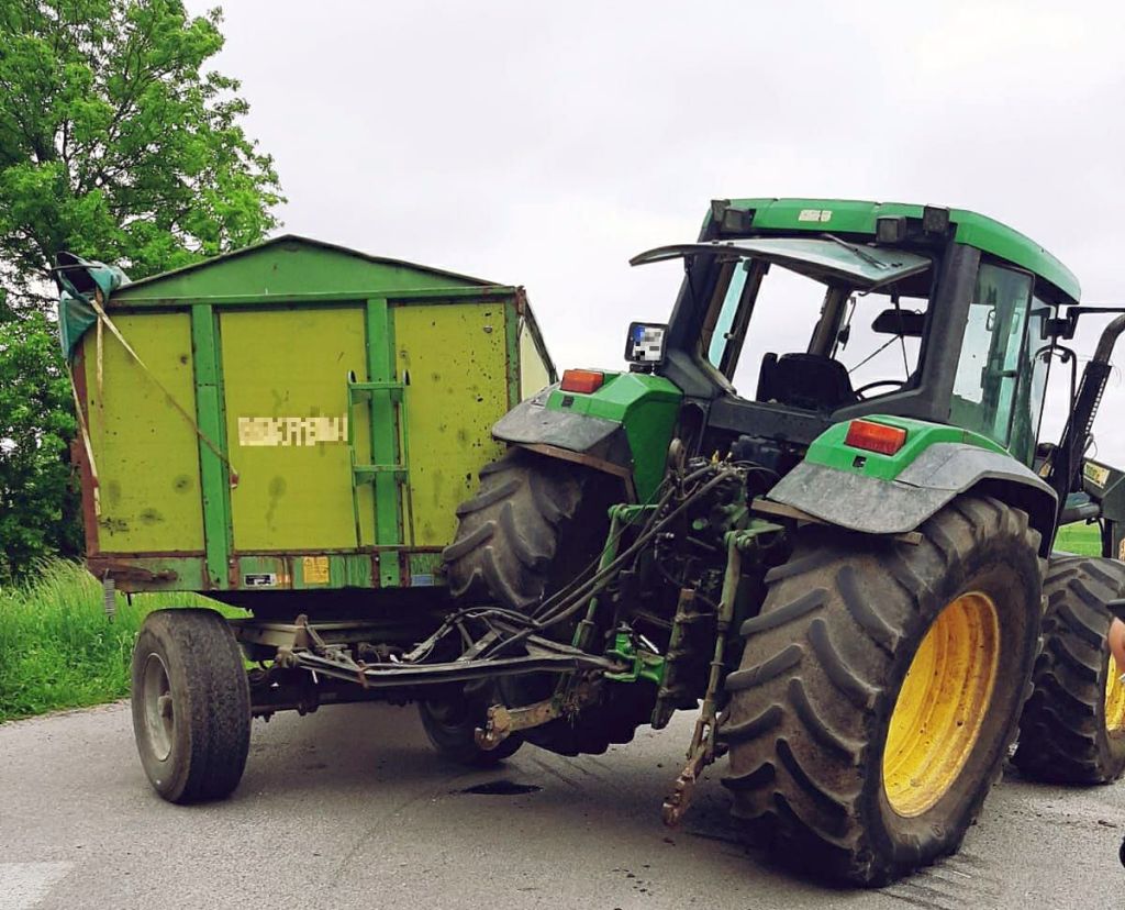 Zderzenie pojazdów było tak silne, że traktor rozpadł się na dwie części, a auto osobowe wpadło do rowu