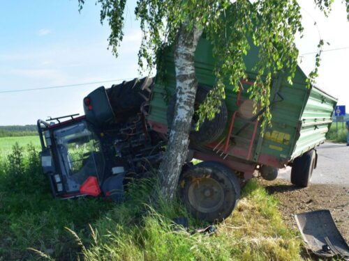 Zderzenie pojazdów było tak silne, że traktor rozpadł się na dwie części, a auto osobowe wpadło do rowu
