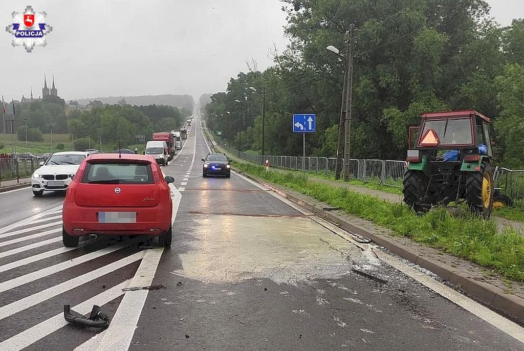 Zderzenie pojazdów było tak silne, że traktor rozpadł się na dwie części, a auto osobowe wpadło do rowu