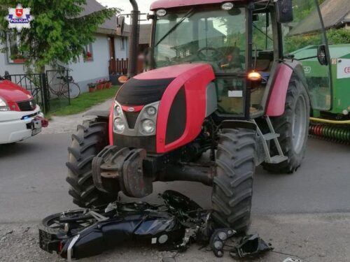 Zderzenie pojazdów było tak silne, że traktor rozpadł się na dwie części, a auto osobowe wpadło do rowu