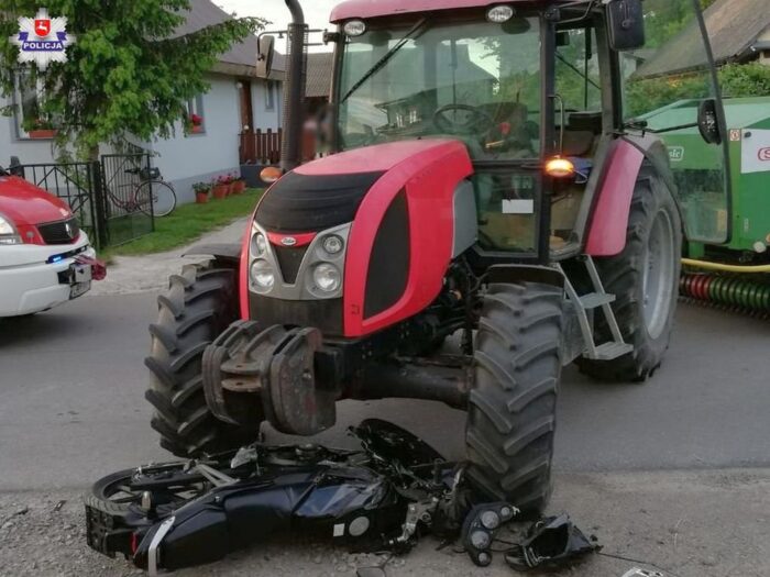 Zderzenie pojazdów było tak silne, że traktor rozpadł się na dwie części, a auto osobowe wpadło do rowu