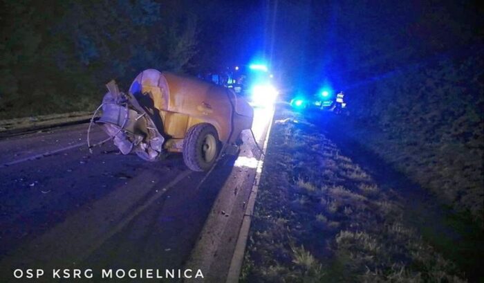 Zderzenie pojazdów było tak silne, że traktor rozpadł się na dwie części, a auto osobowe wpadło do rowu