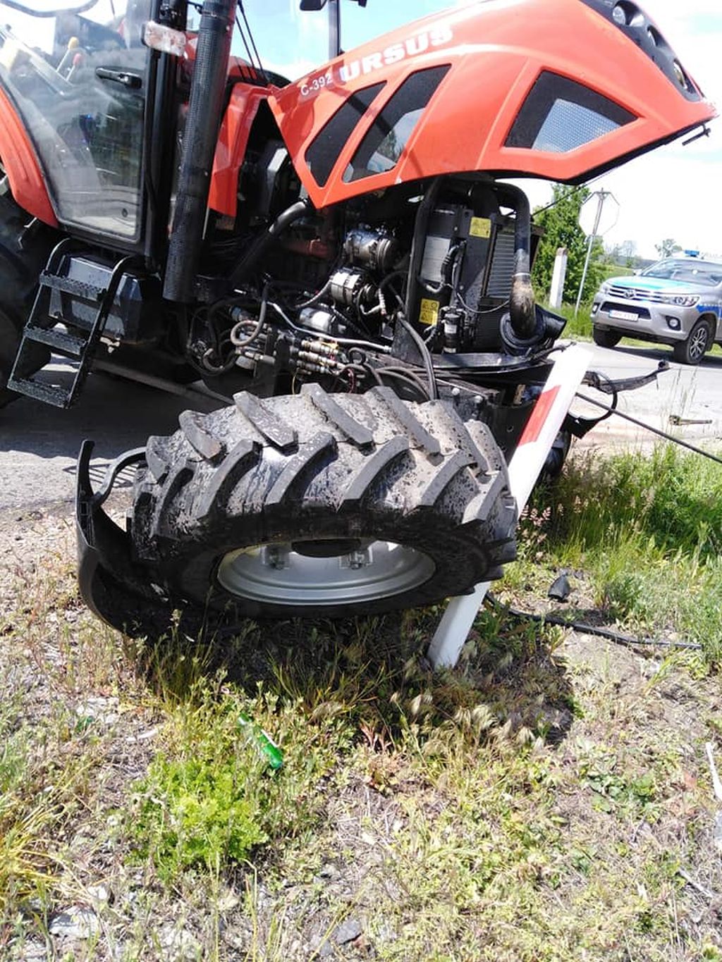 Zderzenie pojazdów było tak silne, że traktor rozpadł się na dwie części, a auto osobowe wpadło do rowu