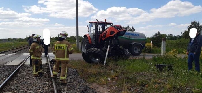 Zderzenie pojazdów było tak silne, że traktor rozpadł się na dwie części, a auto osobowe wpadło do rowu