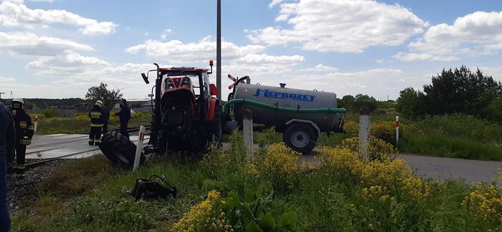 Zderzenie pojazdów było tak silne, że traktor rozpadł się na dwie części, a auto osobowe wpadło do rowu