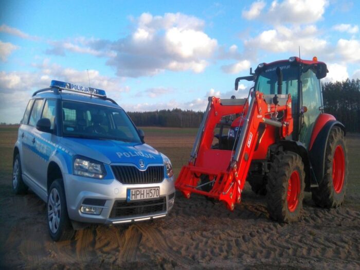 Zderzenie pojazdów było tak silne, że traktor rozpadł się na dwie części, a auto osobowe wpadło do rowu