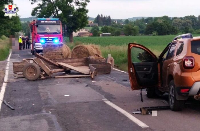 Zderzenie pojazdów było tak silne, że traktor rozpadł się na dwie części, a auto osobowe wpadło do rowu