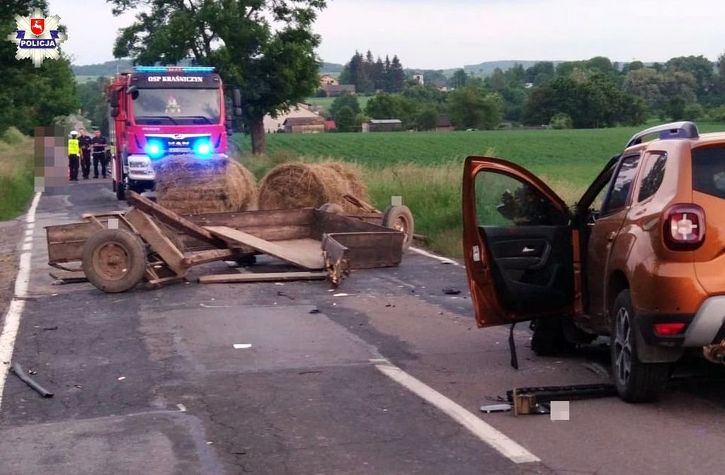 Zderzenie pojazdów było tak silne, że traktor rozpadł się na dwie części, a auto osobowe wpadło do rowu