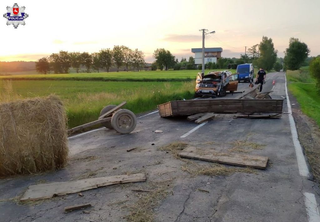 Zderzenie pojazdów było tak silne, że traktor rozpadł się na dwie części, a auto osobowe wpadło do rowu