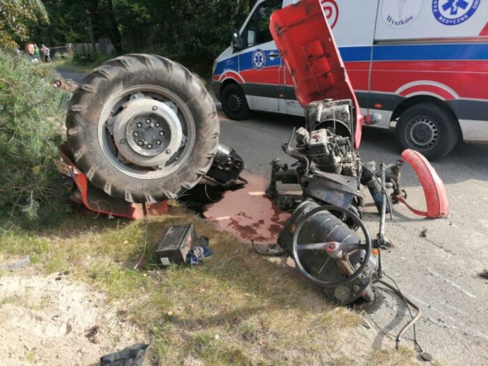 wypadek, policja, mazowieckie, ciągnik zderzył się z ciężarówką