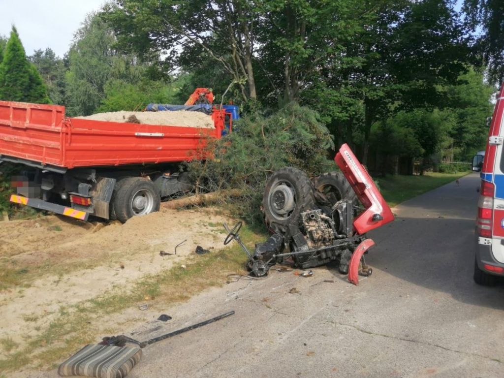 wypadek, policja, mazowieckie, ciągnik zderzył się z ciężarówką