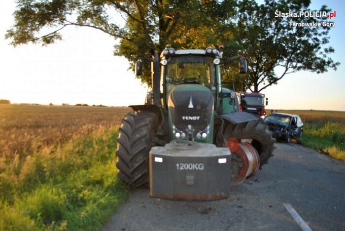 Zderzenie pojazdów było tak silne, że traktor rozpadł się na dwie części, a auto osobowe wpadło do rowu