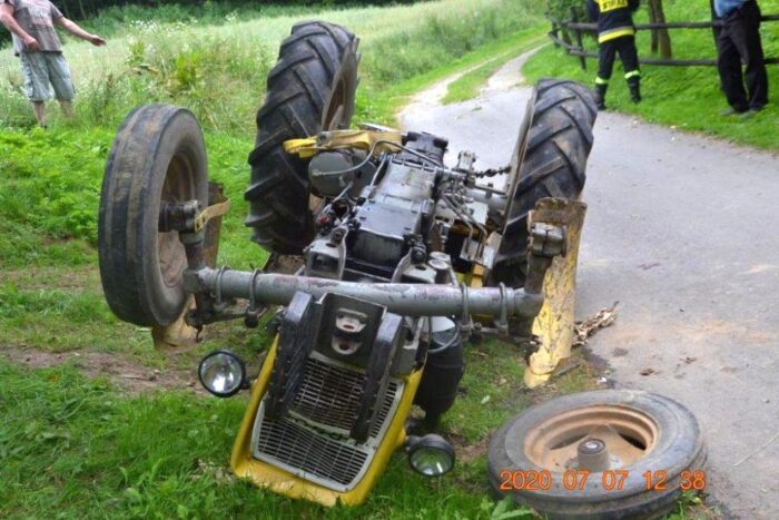 Zderzenie pojazdów było tak silne, że traktor rozpadł się na dwie części, a auto osobowe wpadło do rowu