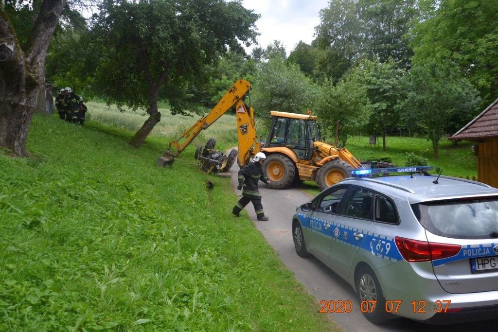 Zderzenie pojazdów było tak silne, że traktor rozpadł się na dwie części, a auto osobowe wpadło do rowu