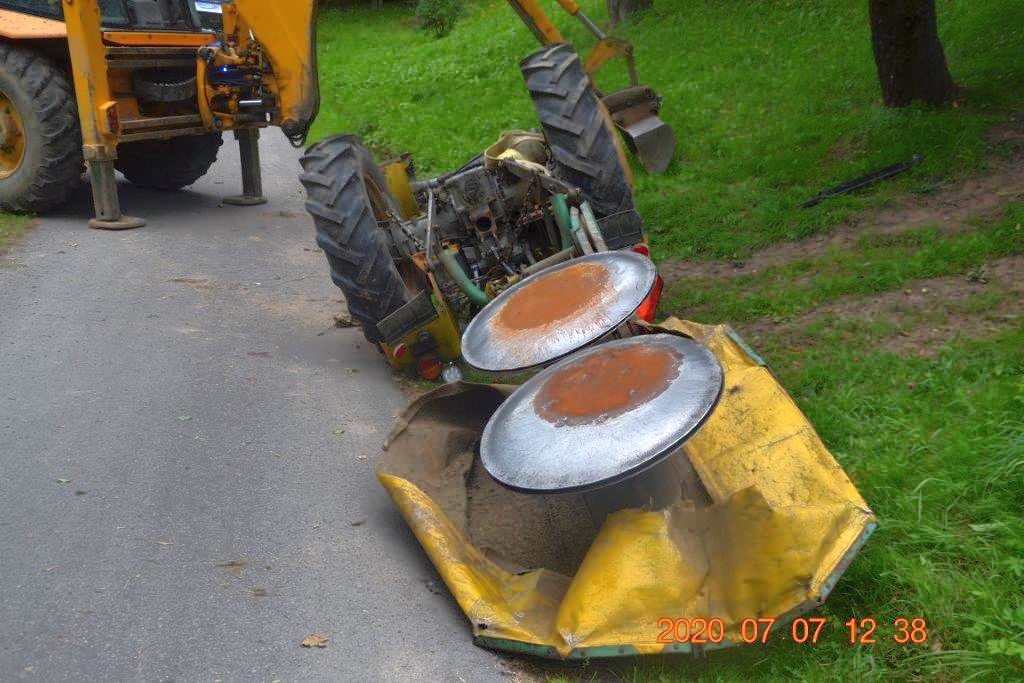 Zderzenie pojazdów było tak silne, że traktor rozpadł się na dwie części, a auto osobowe wpadło do rowu