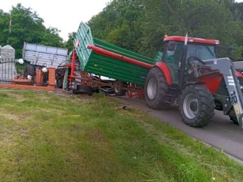 Zderzenie pojazdów było tak silne, że traktor rozpadł się na dwie części, a auto osobowe wpadło do rowu