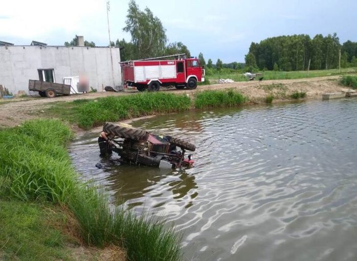 Zderzenie pojazdów było tak silne, że traktor rozpadł się na dwie części, a auto osobowe wpadło do rowu