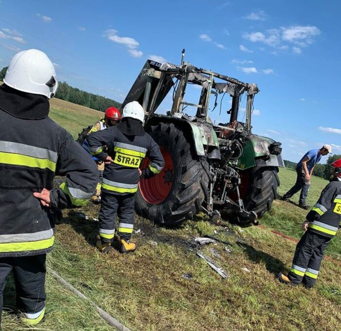 Zderzenie pojazdów było tak silne, że traktor rozpadł się na dwie części, a auto osobowe wpadło do rowu