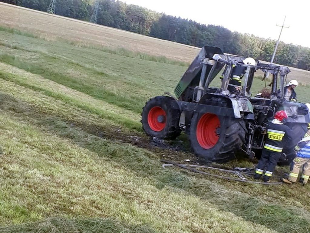 Zderzenie pojazdów było tak silne, że traktor rozpadł się na dwie części, a auto osobowe wpadło do rowu