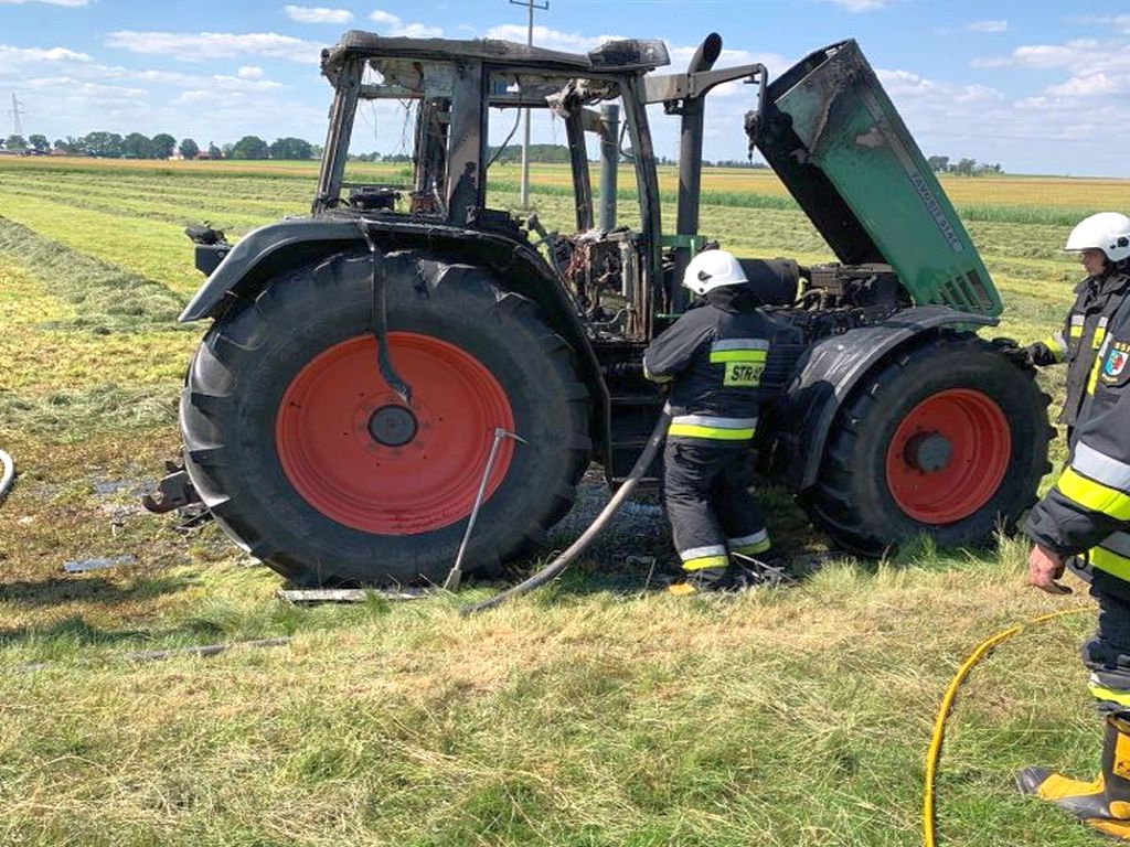 Zderzenie pojazdów było tak silne, że traktor rozpadł się na dwie części, a auto osobowe wpadło do rowu