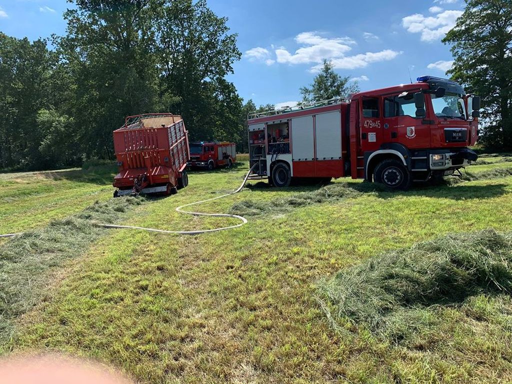 Zderzenie pojazdów było tak silne, że traktor rozpadł się na dwie części, a auto osobowe wpadło do rowu