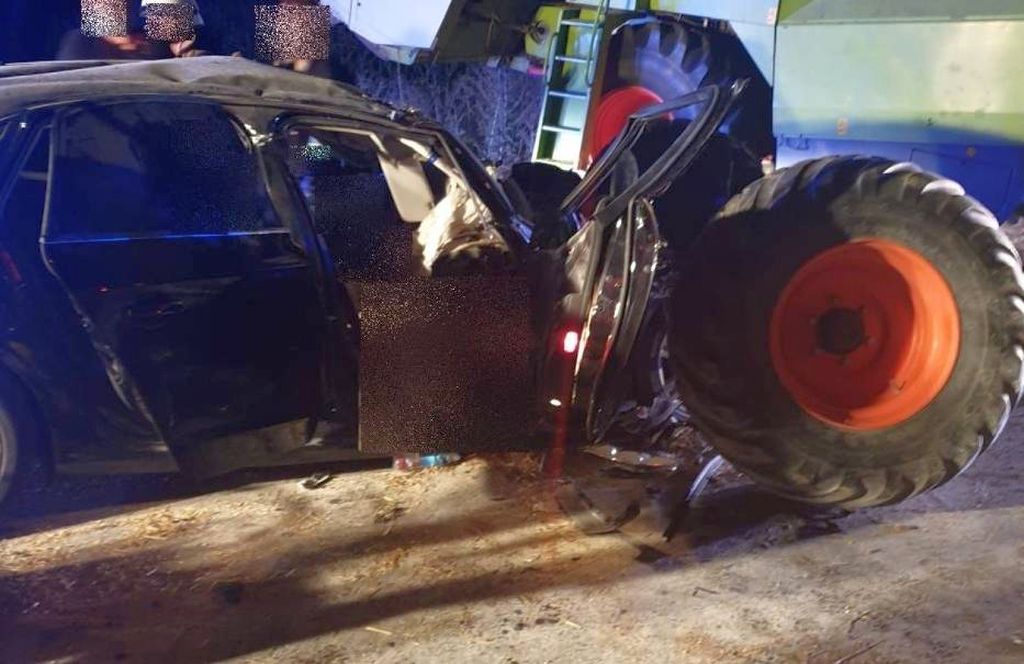wypadek, małopolskie, audi uderzyło w kombajn