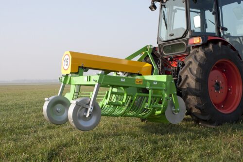 Kopaczka wibracyjna Bomet Ursa z wyrzutem bocznym