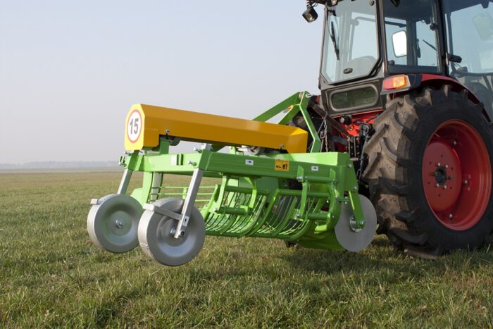 Kopaczka wibracyjna Bomet Ursa z wyrzutem bocznym