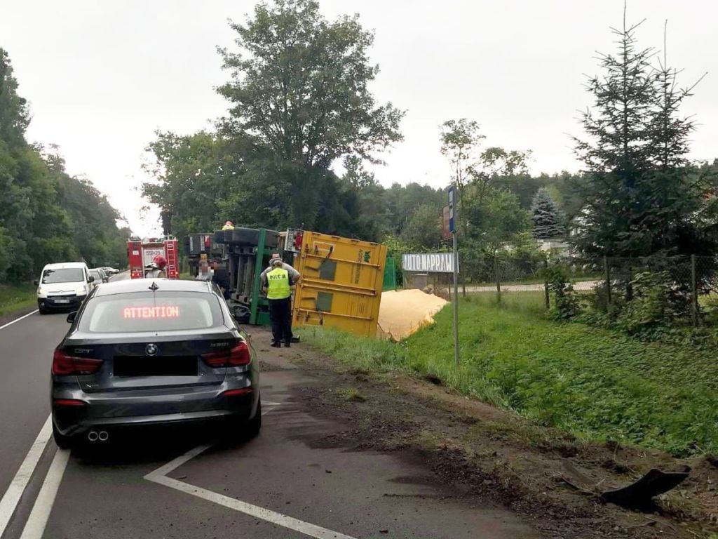 wypadek, warmińsko-mazurskie, policja, soja na drodze
